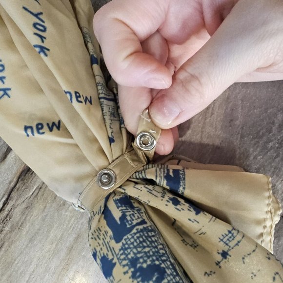 Vintage NEW YORK CITY Skyline‎ Compact Rain Umbrella 32” Wood Handle Cream - Picture 9 of 9